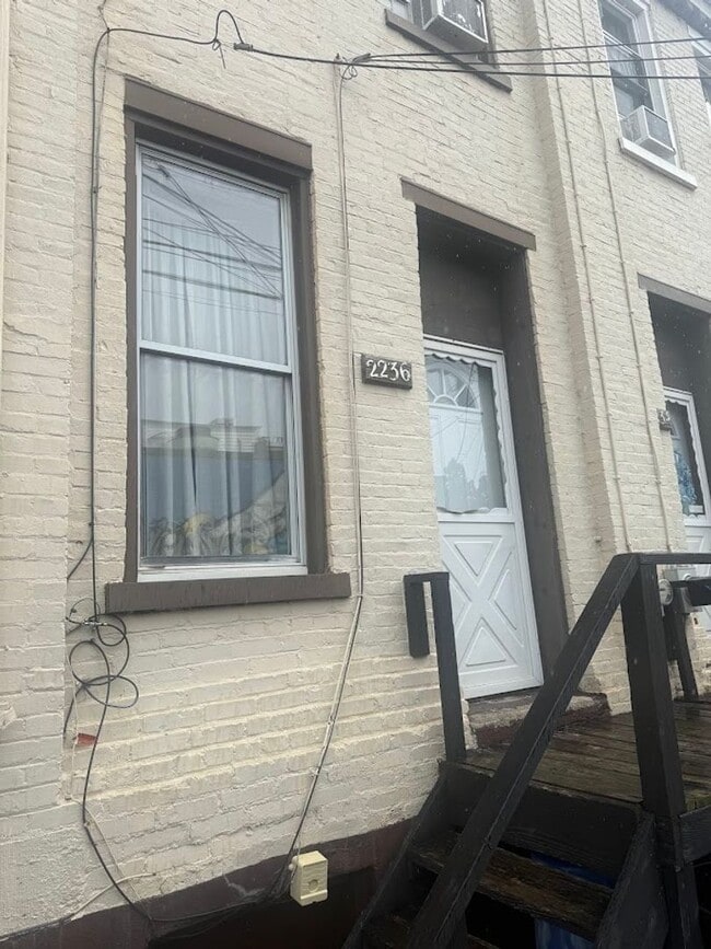 Recently Updated 2 Bedroom Unit In The Southside. Available Immediately. - Recently Updated 2 Bedroom Unit In The Southside. Available Immediately. House