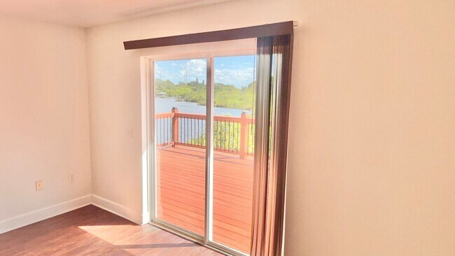 Foto del edificio - Location Alert! Waterfront 2 Bedroom + Den, 2 Bath Duplex – Available Now!