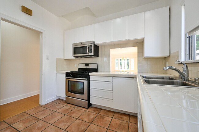 Kitchen - 624 N Genesee Ave