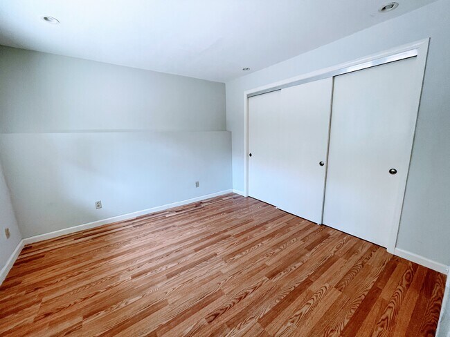 Building Photo - 524 Oak St
