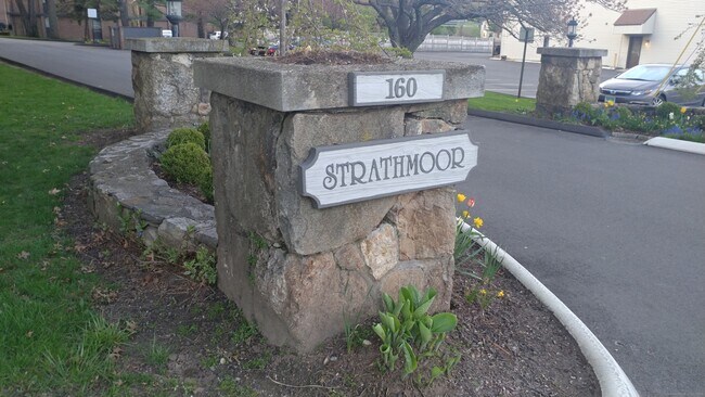 Foto del edificio - 160 Fairfield Woods Rd