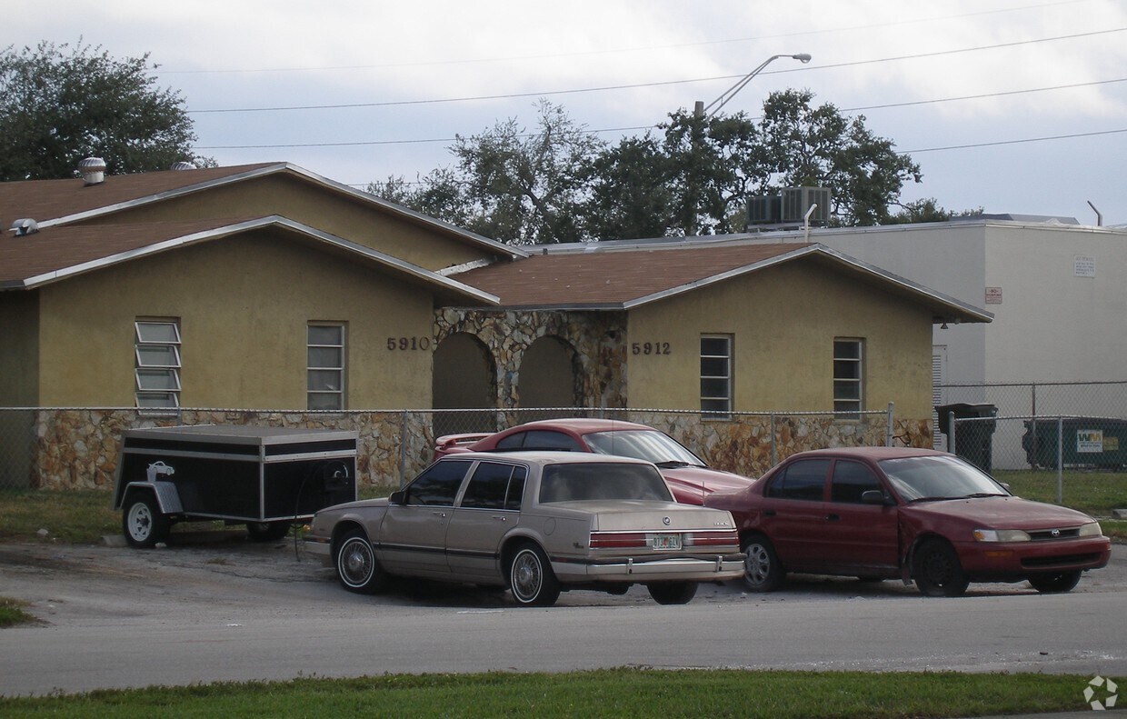 Foto del edificio - 5900-5910 SW 25th Ave