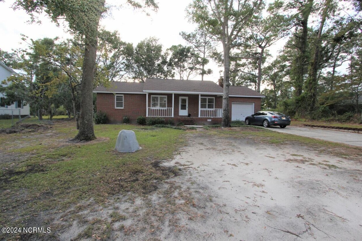 Primary Photo - 208 Dolphin St