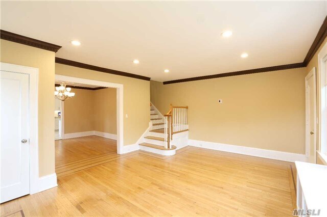 Foto del edificio - 49 Hempstead Ave