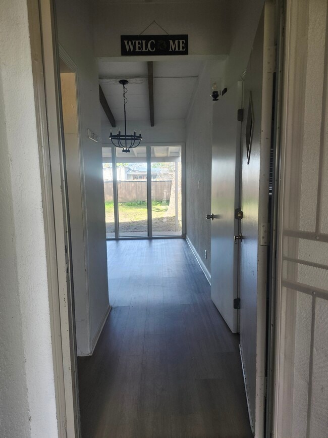 Building Photo - 1136 W Dakota Ave