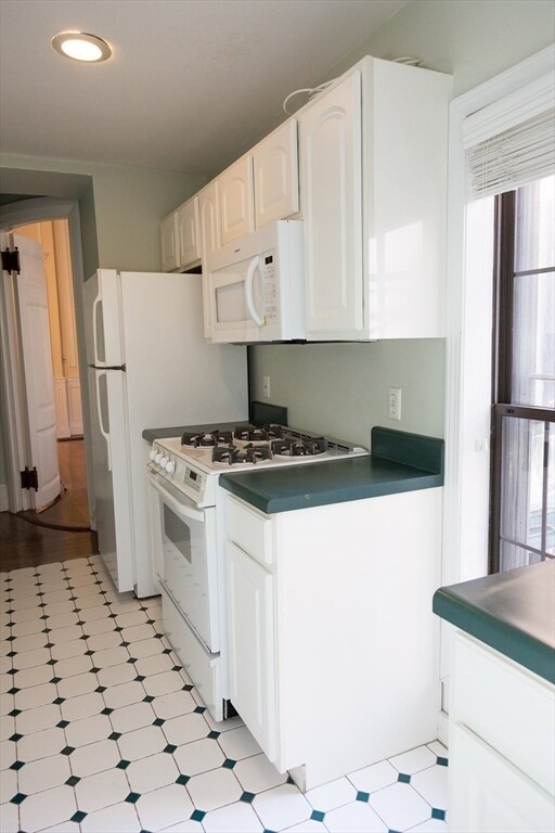 Building Photo - 411 Beacon St