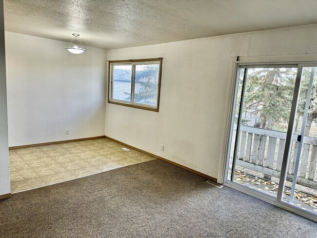 Photo du bâtiment - 10207-10207 W Pne Ave