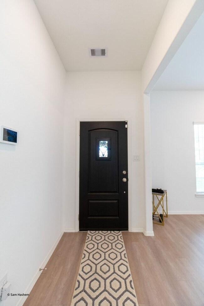 Foto del edificio - Single Story Modern Home On Oversized Lot!