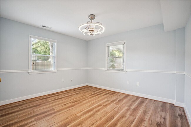 Foto del edificio - 1100 Maple Ave E