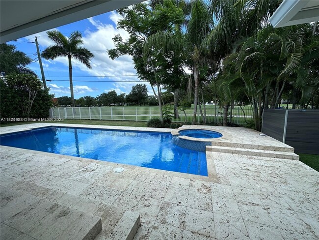 Foto del edificio - 1310 Blue Rd
