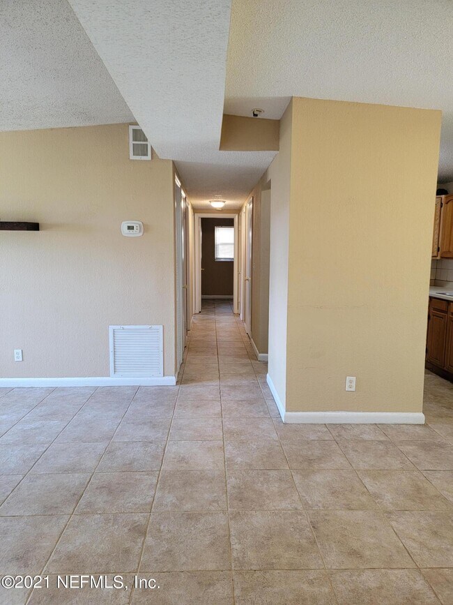 Building Photo - 115 Saratoga Cir S