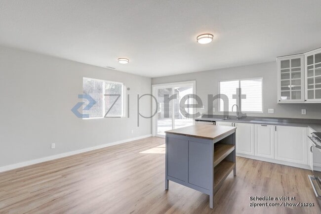 Building Photo - 3937 La Cresenta Rd