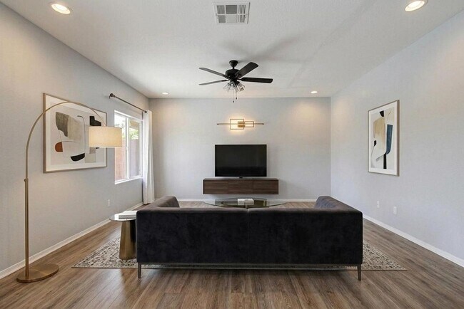 Foto del edificio - BEAUTIFUL PROPERTY IN PROVIDENCE WITH DOWNSTAIRS BEDROOM!