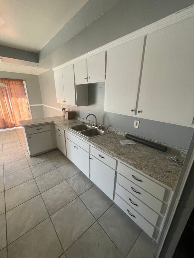 Kitchen - 732 W Devonshire Ave