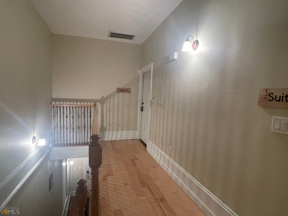 1064 College St Unit SUITE 3, Macon, GA 31201 Room for Rent in Macon