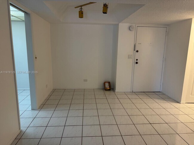 Building Photo - 3720 Inverrary Dr