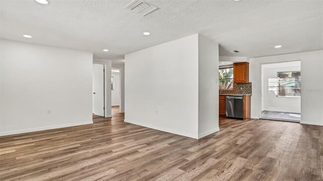 Foto del edificio - 7124 Parrot Dr