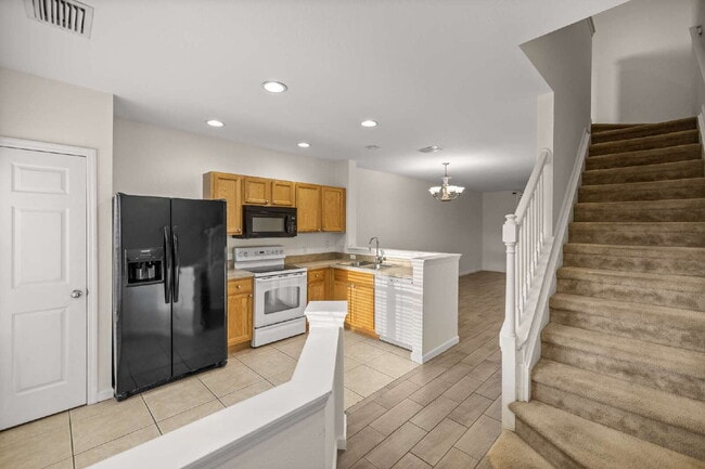 Building Photo - 2BR Townhome in Wynchase | Dual Suites + Screened Lanai