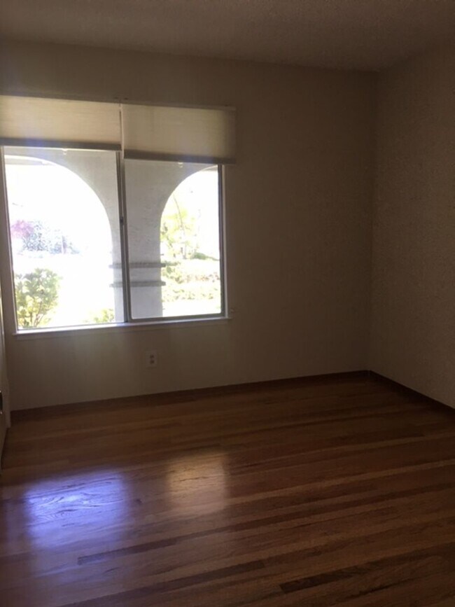 Foto del edificio - Single Family Home 3 Bedroom 2 Bath Corner...