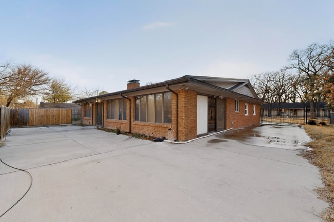 Building Photo - 404 Nottingham Dr