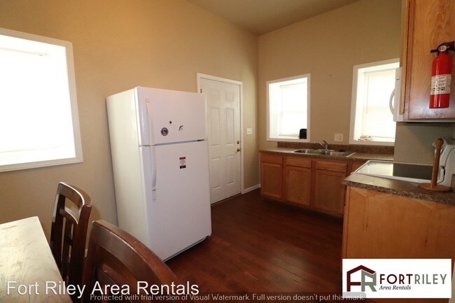 Building Photo - 1 br, 1 bath Apartment - 235 E. 12th St #2
