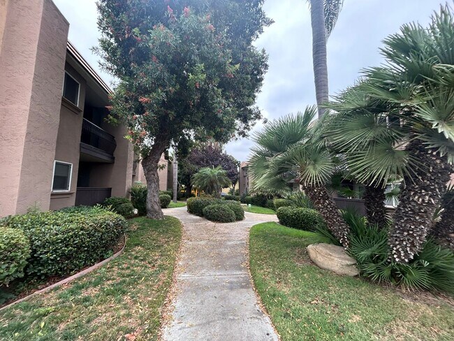 Foto del edificio - Spacious upper unit ready for immediate mo...