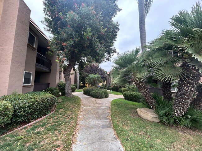 Building Photo - Spacious upper unit ready for immediate mo...