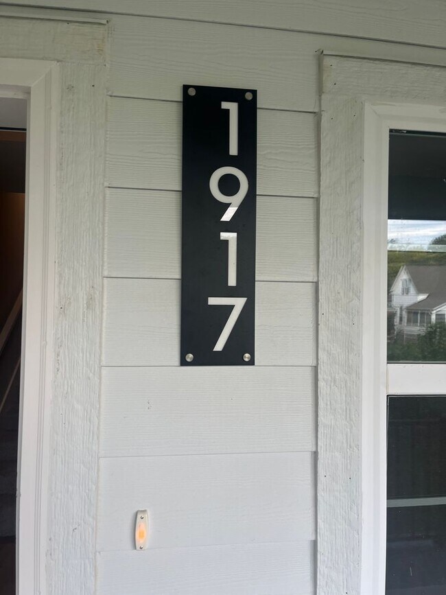 Foto del edificio - New Construction, 2 bed, 3 bath Row Home, with 2 car garage, fireplace, and rooftop deck!