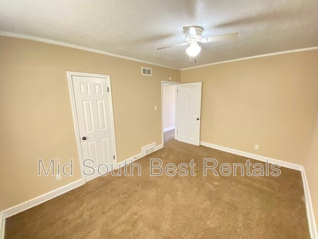 Building Photo - 3218 Lamphier Ave
