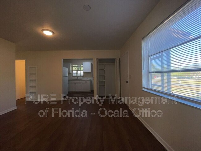 Building Photo - 1922 W Freeman Pl