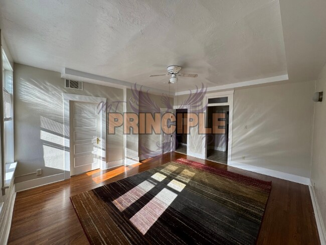 Foto del edificio - 214 E 3rd St