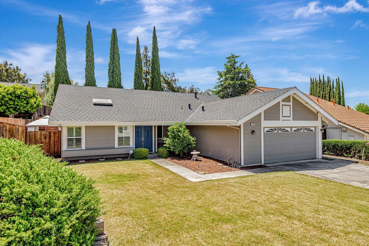 Foto principal - Remodeled 3-bedroom 2-bathroom Evergreen Home