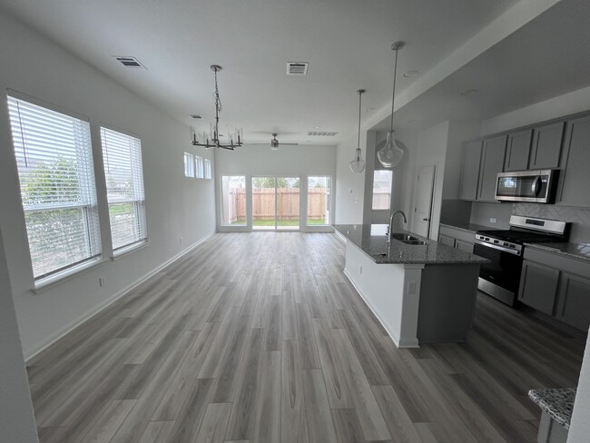 Foto del edificio - 8519 Sommery Ln