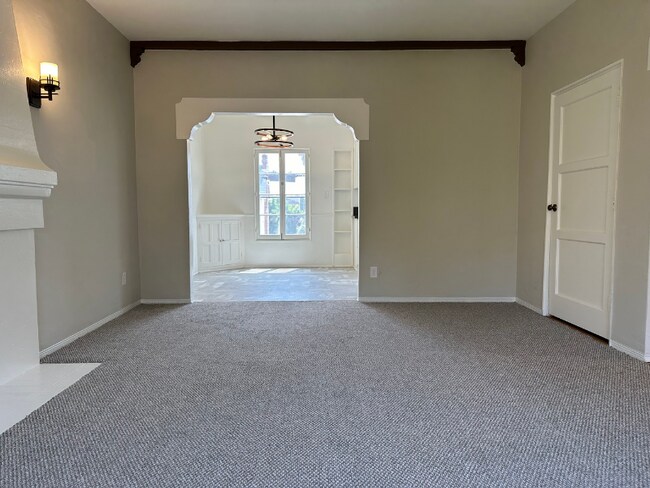 Building Photo - 648 Cloverdale Ave