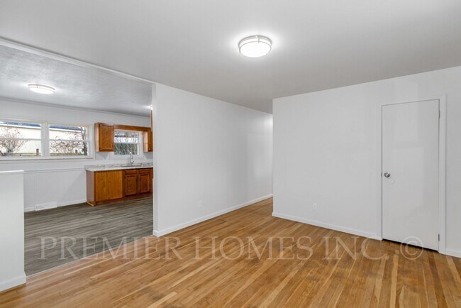 Foto del edificio - 3812 Root Ave NE