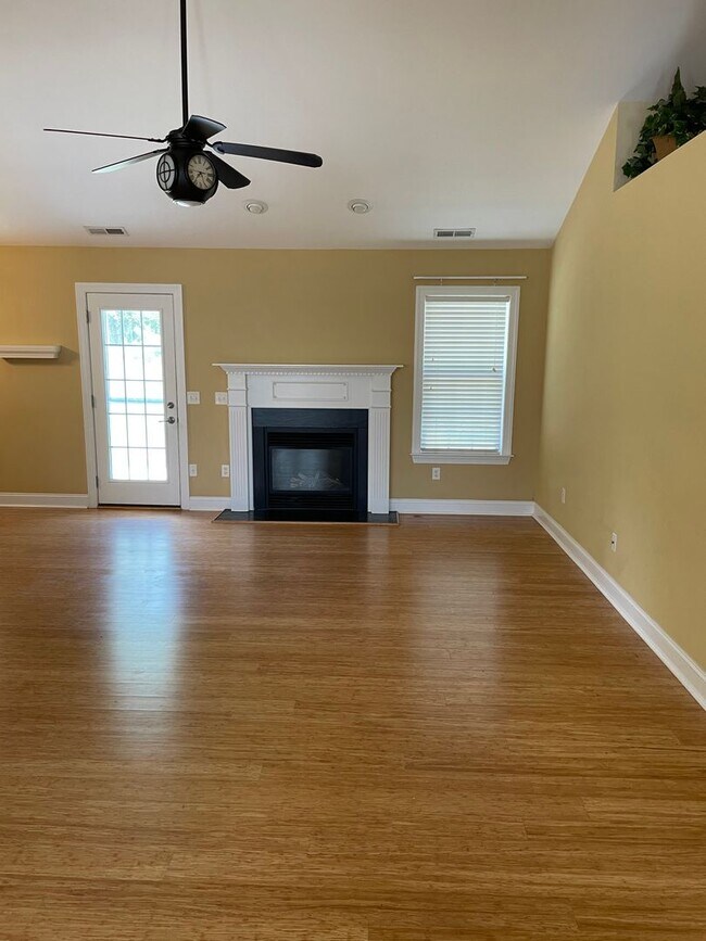 Building Photo - 3 Bedroom 2 Bath House With Bonus Room In ...