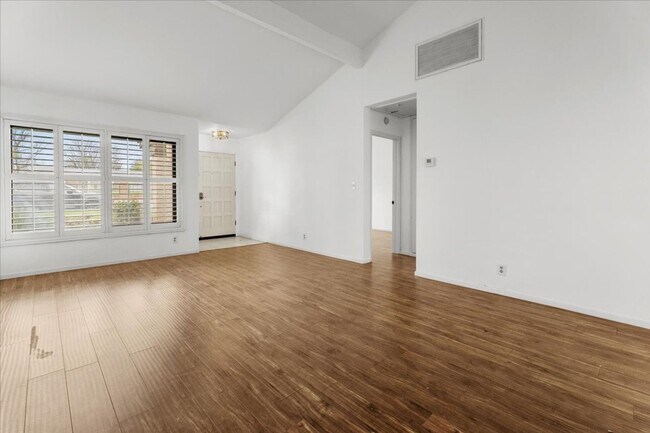 Foto del edificio - Private Street-Access Condo with Garage, Courtyard, Pool and Tennis