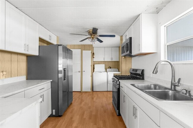 Foto del edificio - 7305 Score St