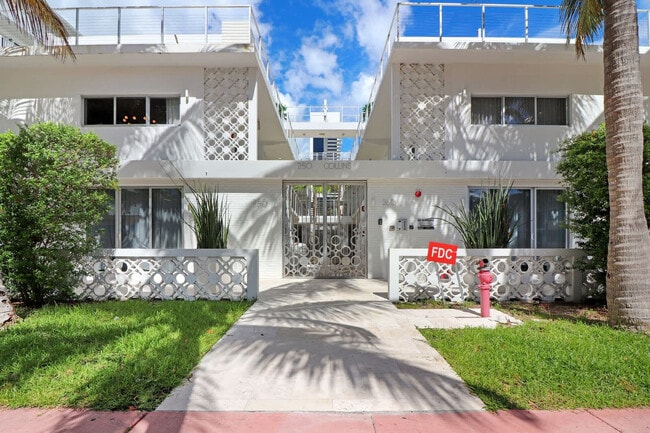 Building Photo - 250 Collins Ave