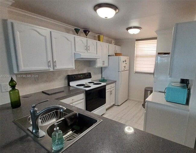 Building Photo - 9900 S Ocean Dr