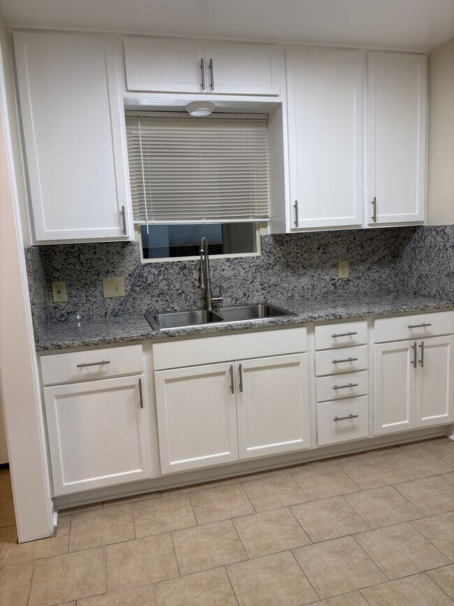 Foto del edificio - 8144 Jefferson Park Dr