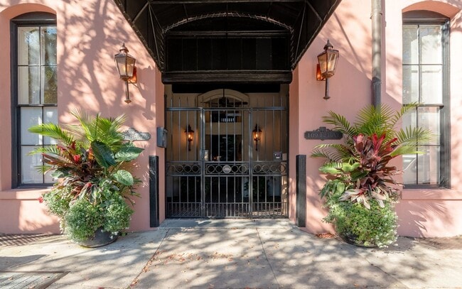 Building Photo - Stylish City Living in Historic Charleston