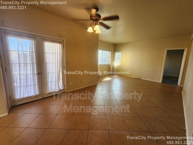 Foto del edificio - 930 N Mesa Dr