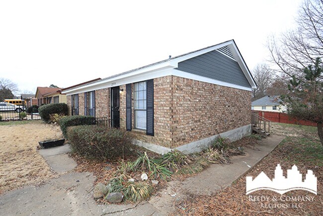 Building Photo - 2559 Wellons Ave