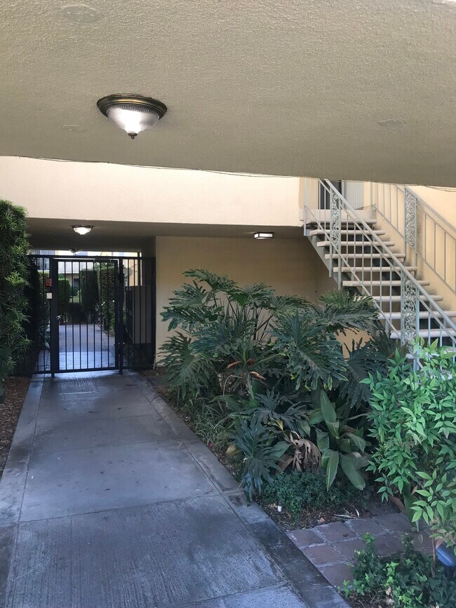 Foto del edificio - 1148 W Huntington Dr