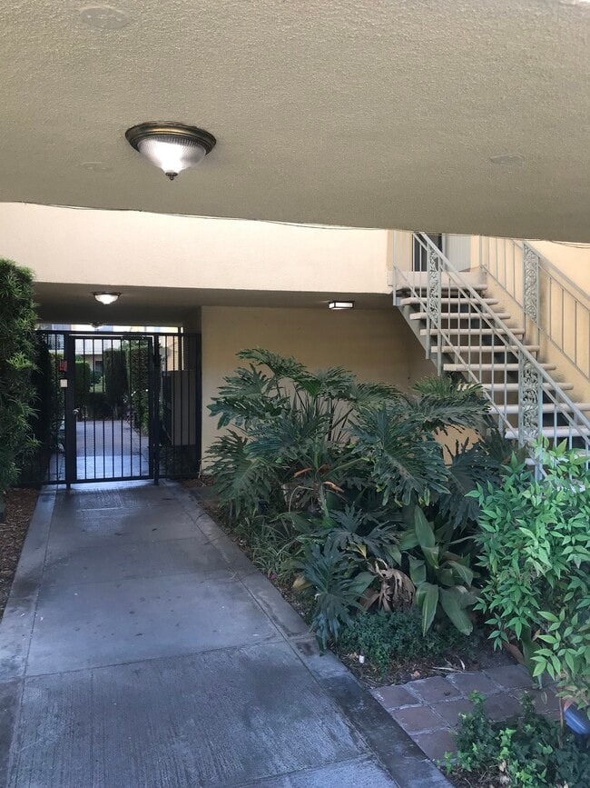 Building Photo - 1148 W Huntington Dr