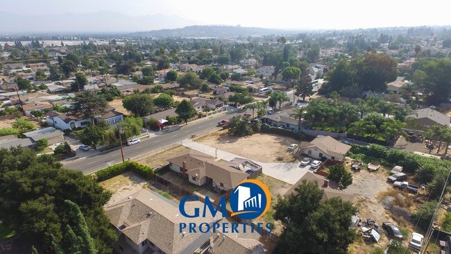 Building Photo - Los Robles Triplex