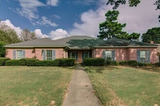 Building Photo - 16 Fernwood Dr