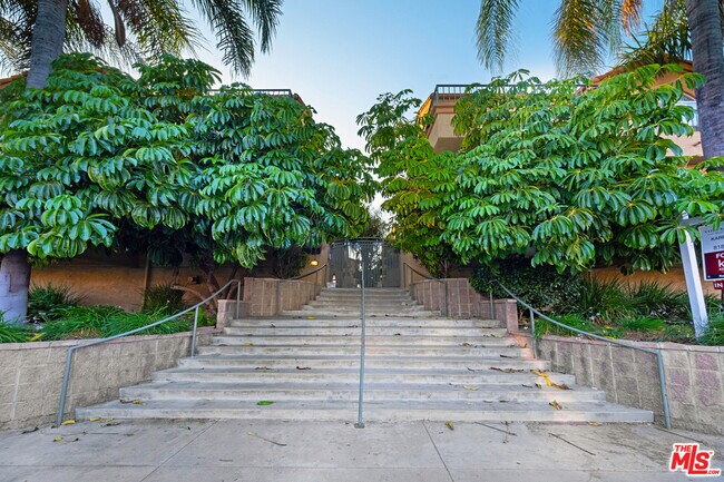 Foto del edificio - 6929 Hazeltine Ave