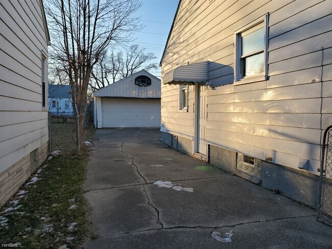 Foto del edificio - 3 br, 1.5 bath House - 21403 Eastwood Blvd